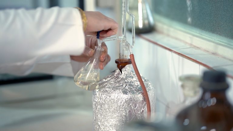 Rezin Haye YAZD ENG.00_03_13_15.Still045-min