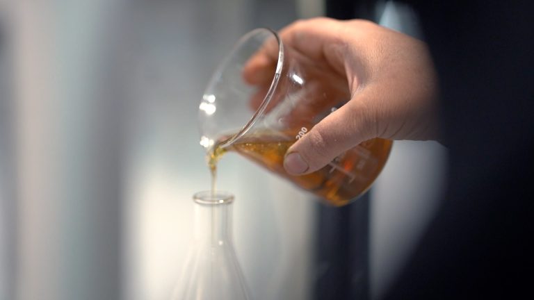 Rezin Haye YAZD ENG.00_03_21_31.Still046-min