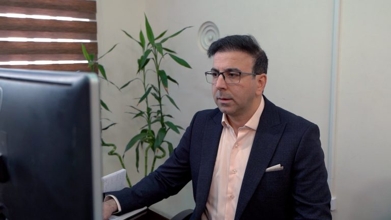 Rezin Haye YAZD ENG.00_03_35_36.Still049-min